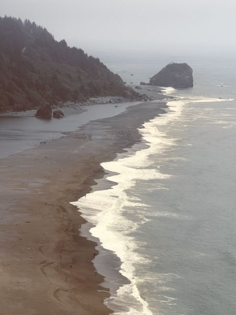 Silver surf along Requa coastline